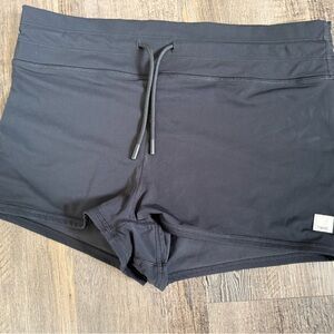 Vuori Black Shorts with Drawstring. Vuori patch logo. Women’s Medium